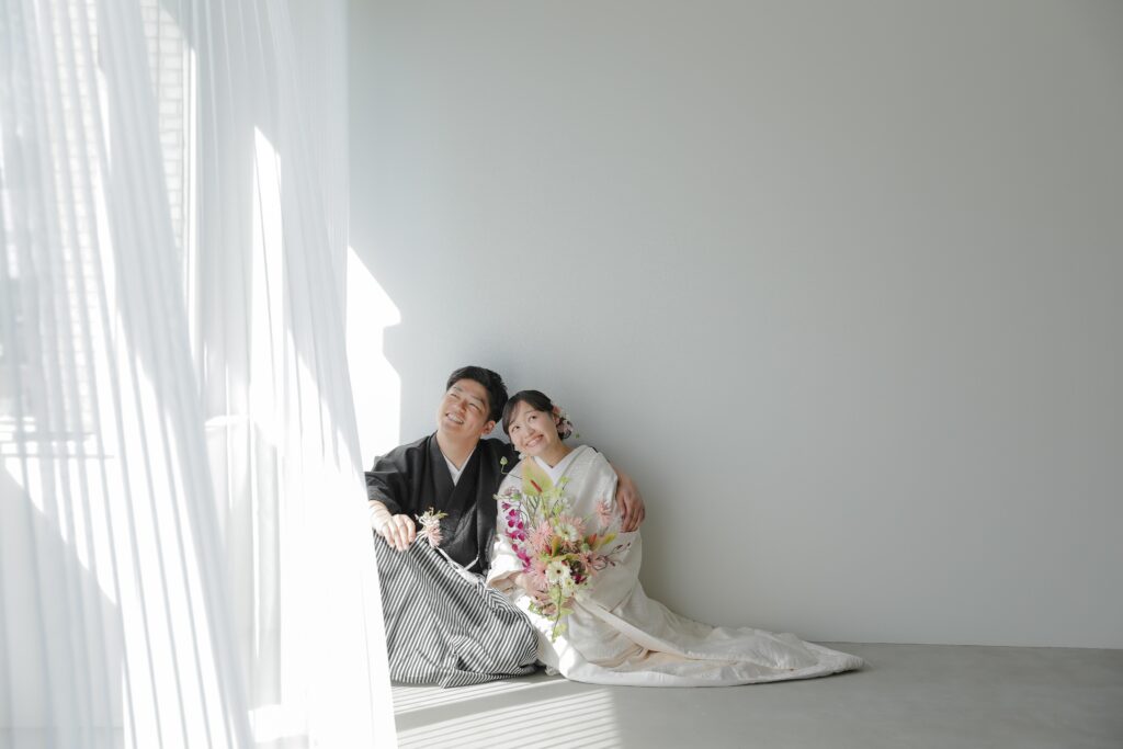 型にはまらない、自由で自然体な和装フォトウエディング。白無垢姿でこぼれる柔らかな 笑顔の一枚 | IN MY LIFE photography