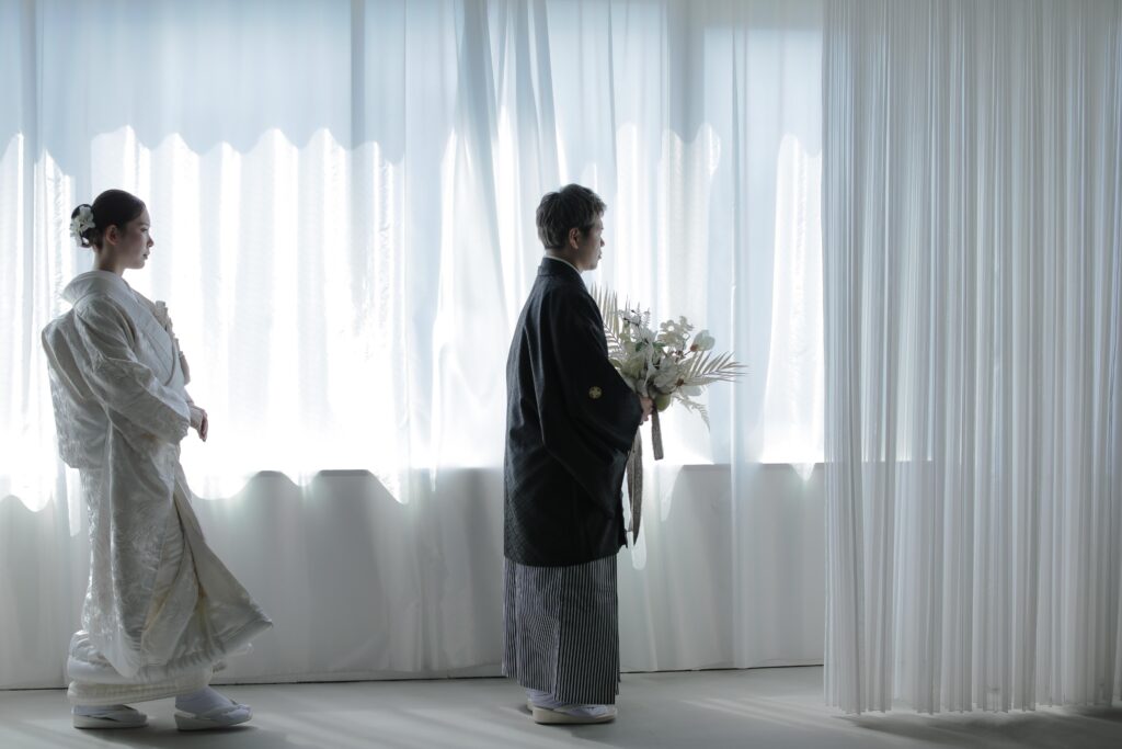 和装の場合） photography 自然光が映えるシンプルなスタジオで、白無垢と紋付袴を纏った和装前撮りの組写真 | IN MY LIFE