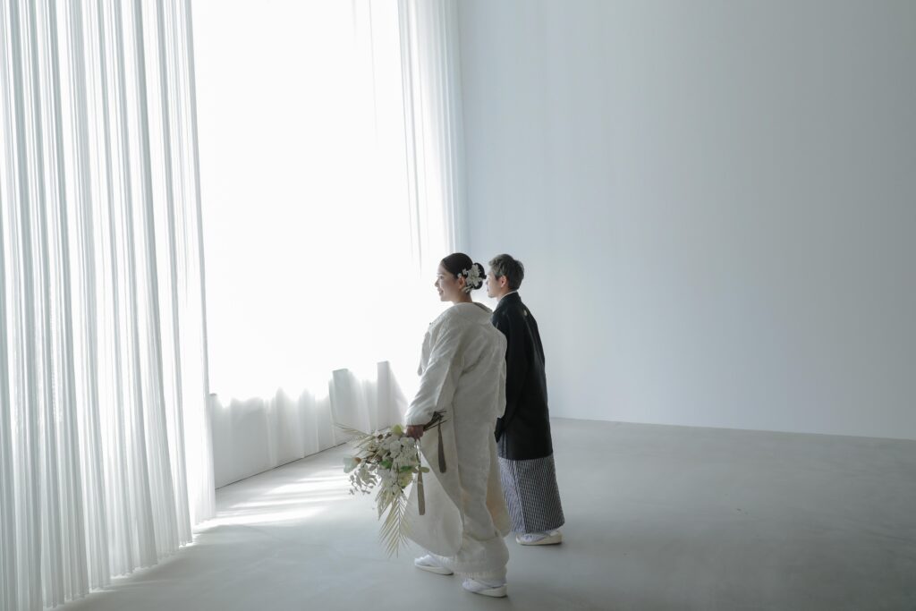 型にはまらない、自由で自然体な和装フォトウエディング。白無垢姿でこぼれる柔らかな 笑顔の一枚 | IN MY LIFE photography