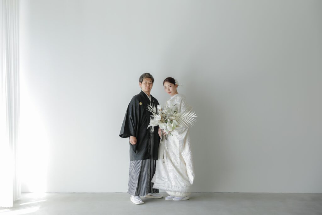 差し込む光が白無垢の陰影を美しく描き出す。シンプルだからこそ本質が伝わる和装カッ ト | IN MY LIFE photography