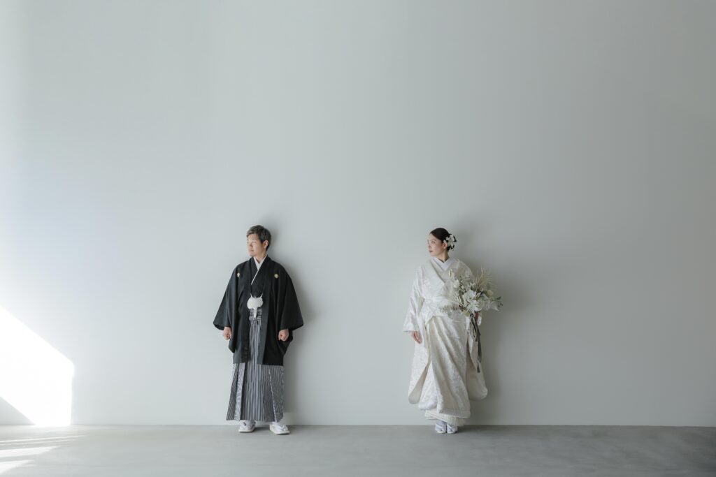 差し込む光が白無垢の陰影を美しく描き出す。シンプルだからこそ本質が伝わる和装カッ ト | IN MY LIFE photography