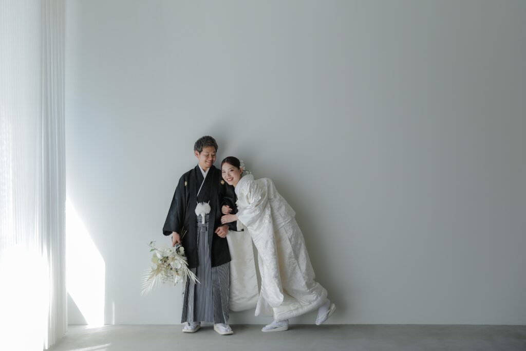 型にはまらない、自由で自然体な和装フォトウエディング。白無垢姿でこぼれる柔らかな 笑顔の一枚 | IN MY LIFE photography