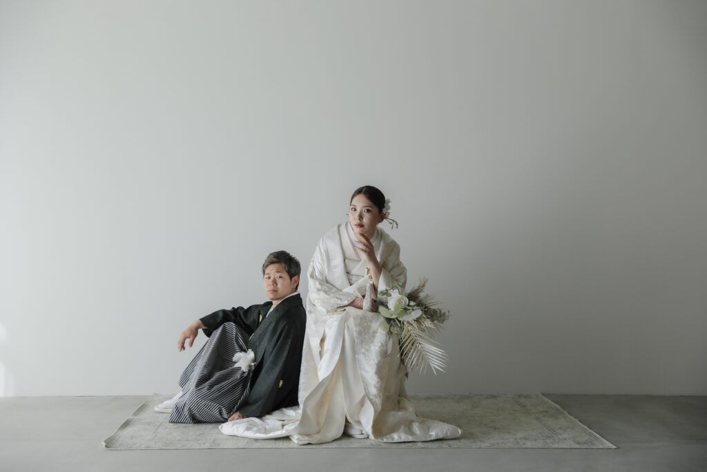 差し込む光が白無垢の陰影を美しく描き出す。シンプルだからこそ本質が伝わる和装カッ ト | IN MY LIFE photography