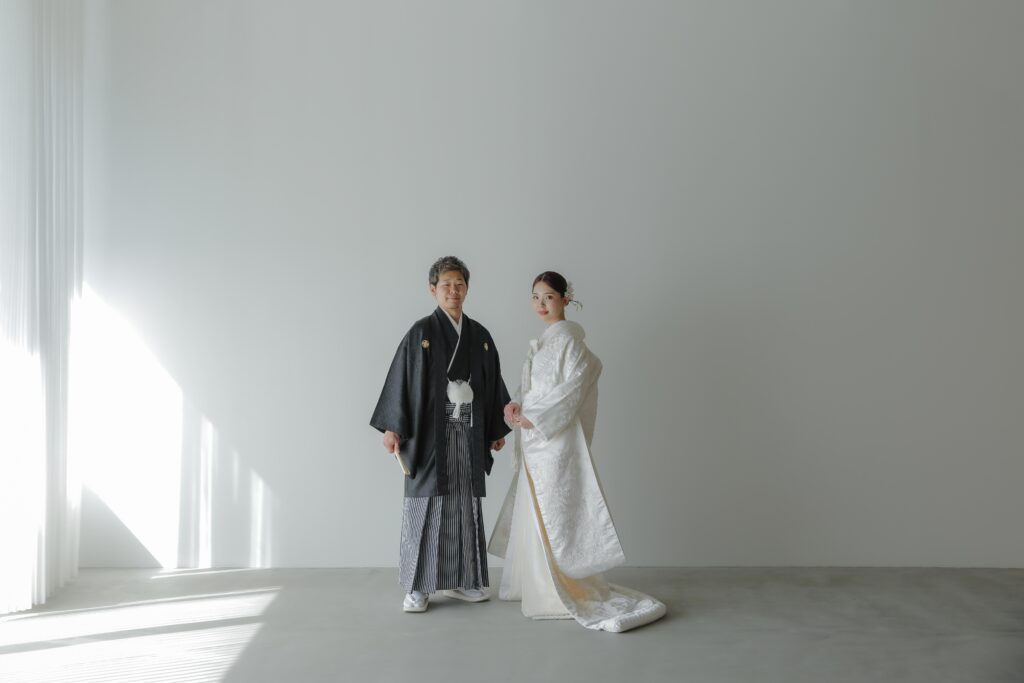 差し込む光が白無垢の陰影を美しく描き出す。シンプルだからこそ本質が伝わる和装カッ ト | IN MY LIFE photography
